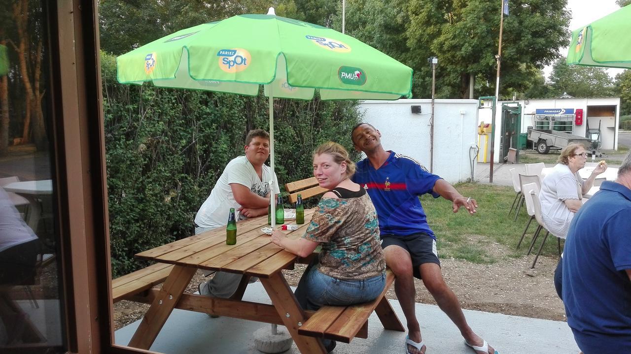Camping Loisirs Des Groux Mousseaux-sur-Seine Eksteriør bilde